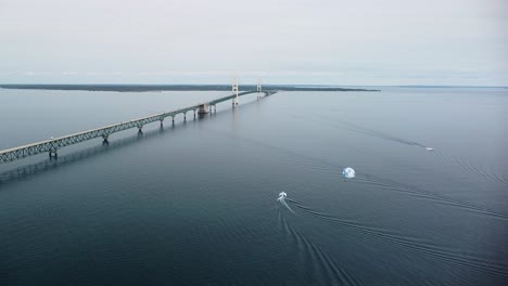 Puente-Aéreo-Mackinac-Con-Parapente-Y-Barco