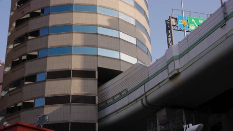 Autobahn,-Die-Durch-Das-Japanische-Torturmgebäude-Führt