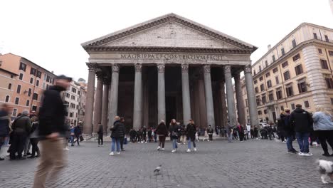 Timelapse-video-outside-of-the-Pantheon-in-Rome,-Italy-with-people