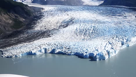 Flugzeuge-Fliegen-Durch-Schmelzenden-Gletscher-In-Alaska