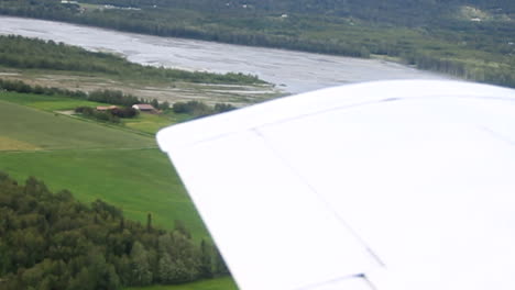Flugzeuge-Fliegen-Durch-Den-Fluss-In-Alaska