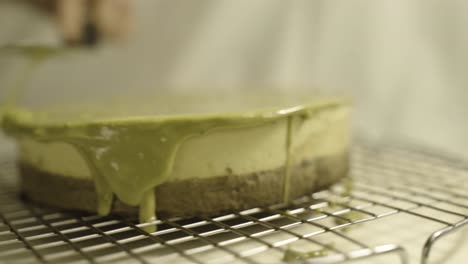Ein-Schöner-Blick-Auf-Die-Kuchenherstellung.-Pistazienkuchen