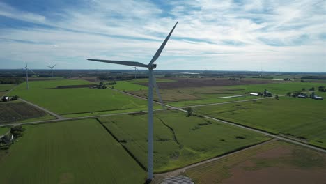 Eine-Windkraftanlage-Weht-Im-Wind-Der-Landschaft-Von-Wisconsin