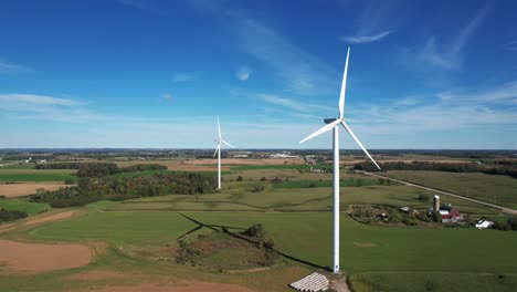 Windkraftanlagen-Wehen-Im-Wind-Der-Landschaft-Von-Wisconsin