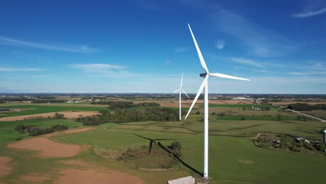 Windkraftanlagen-Wehen-Im-Wind-Der-Landschaft-Von-Wisconsin