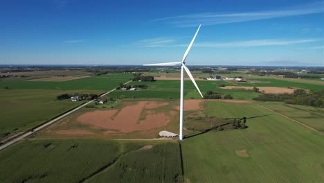 Eine-Windkraftanlage-Weht-Im-Wind-Der-Landschaft-Von-Wisconsin