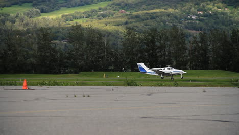 Kleines-Cessna-Flugzeug-Fliegt-Auf-Asphalt-Vorbei