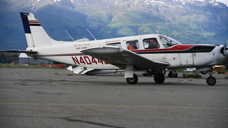 Kleines-Cessna-Flugzeug-Dreht-Sich-Auf-Asphalt-Um