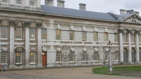 Exterior-Del-Antiguo-Edificio-Histórico-De-La-Universidad-Naval-Real-En-Londres,-Inglaterra