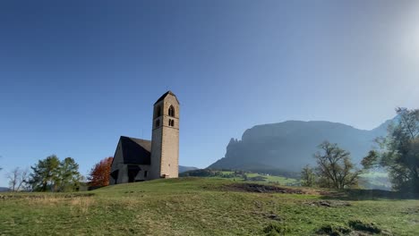 Una-Iglesia-Rural-En-La-Ladera-De-La-Montaña-En-La-Zona-Rural-De-Graz,-Austria