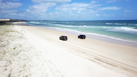 Fraser-Island-4WD-Drohne-Beach-Chase-Autos-Fahren-Auf-Brandung-Surfen-Känguru-Dingo-Meereslandschaft-Insel-Coole-Aufnahmen-Von-Taylor-Brant-Film
