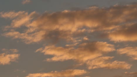 Wolken-Bewegen-Sich-Schnell-Bei-Sonnenaufgang