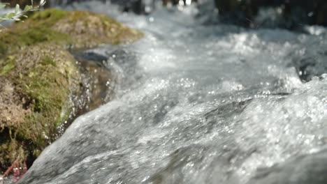 Ein-Schöner-Kleiner-Klarer-Wasserfall