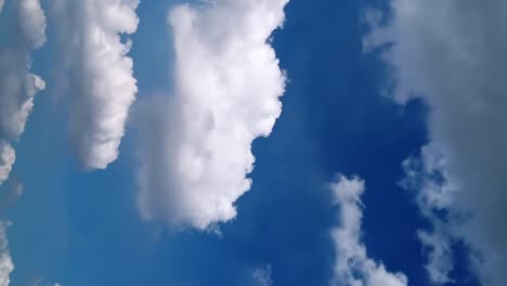 Bucle-Ininterrumpido-De-Nubes-Esponjosas-En-Un-Cielo-Azul-En-Una-Foto-De-Verano-En-Un-Día-Claro