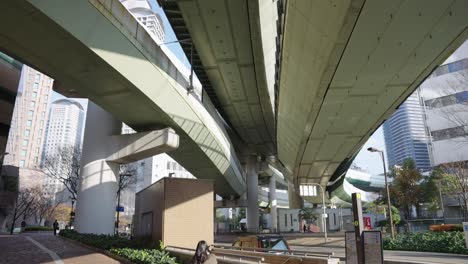 Mehrere-Japanische-überführungsautobahnen,-Die-Durch-Das-Stadtgebiet-Der-Stadt-Führen