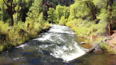 Fall-In-Colorado-Entlang-Des-Brüllenden-Gabelflusses-In-Richtung-Aspen