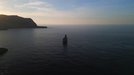 Kleine-Insel-In-Der-Bucht,-Silhouette-Bei-Sonnenuntergang