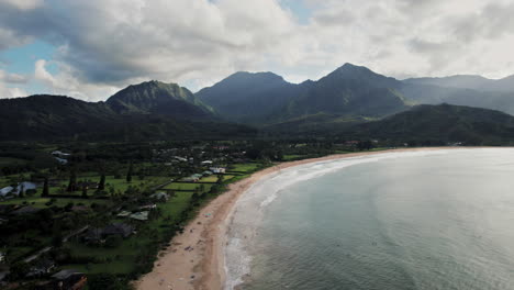 Drone-shot-of-mountains-at-Hanalei-Bay-in-Kauai,-Hawaii