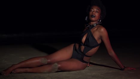 Sexy-Junge-Frau-Im-Bikini-Liegt-Nachts-An-Einem-Sandstrand-Auf-Einer-Karibischen-Insel