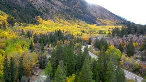 Die-Farben-Des-Herbstes-In-Colorado-In-Der-Nähe-Des-Willis-Gulch-Trailheads-Abseits-Des-Highway-82
