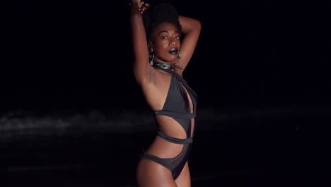 Chica-Bikini-En-La-Playa-Por-La-Noche-En-El-Caribe-Disfrutando-De-La-Brisa-Marina