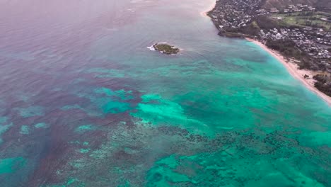 Cámara-Lenta-De-60-Fps-De-La-Playa-De-Lanikai-Que-Se-Desplaza-Hasta-Las-Islas-Mokulua-Al-Atardecer-Con-Un-Arrecife-Azul-Brillante-Al-Atardecer-Con-Un-Hermoso-Color