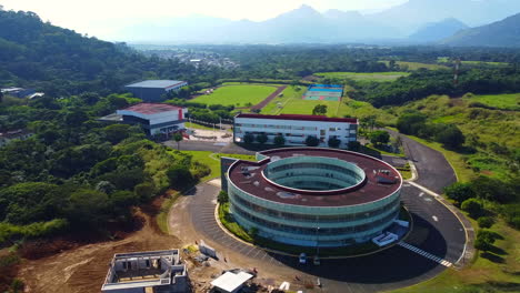 Hermosa-Vista-Aerea-Con-Drone-De-Las-Universidades-Anahuac-En-La-Ciudad-De-Cordoba,-Veracruz,-Mexico