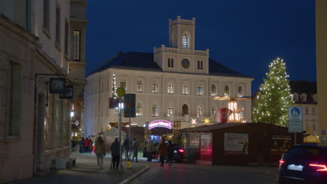Beleuchtetes-Weimarer-Rathaus-Und-Weihnachtsmarkt-Bei-Nacht-Im-Winter