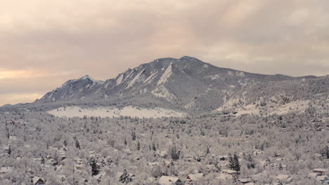 Hoher-Drohnenschuss,-Der-Sich-Links-Von-Boulder-Colorado-Und-Felsigen-Flatiron-Mountains-Bewegt,-Nachdem-Ein-Großer-Winterschneesturm-Bäume,-Häuser,-Straßen-Und-Nachbarschaften-In-Frischem-Weißen-Schnee-Bedeckt