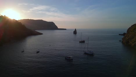 Silhouetten-Vom-Segelboot-In-Der-Bucht-Bei-Sonnenuntergang