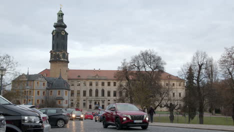 Weimarer-Stadtbild-Mit-Berühmtem-Großherzoglichem-Schloss-Und-Verkehr-Im-Winter