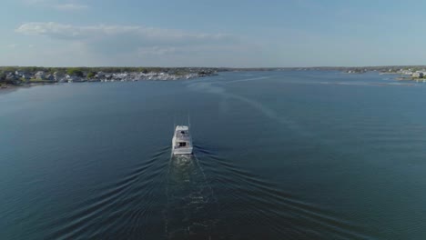 Antenne-Einer-Bootsyacht,-Die-Während-Der-Sommerzeit-In-Ein-Hafendock-Einfährt