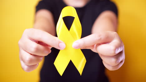 Suizidpräventionstag,-Sarkom-,-Knochen-,-Blasen--Und-Kinderkrebsbewusstseinsmonat,-Gelbes-Band-Zur-Unterstützung-Von-Menschen,-Die-Leben-Und-Krank-Sind