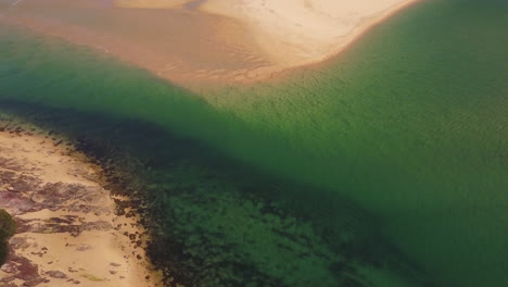 Australischer-Küstensandstrand-Mit-Leuten,-Die-Drohne-Episch-Von-Taylor-Brant-Film-Gehen