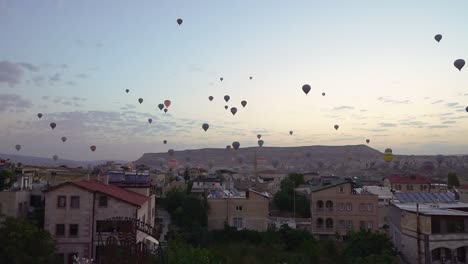 Time-lapse-of-balloons-taking-off-at-sunrise-in-Goreme-in-Cappadocia