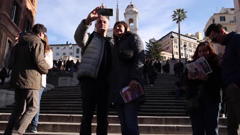 Tourists-on-the-Spanish-Steps-in-Rome,-Italy-in-slow-motion