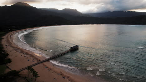 Drohnenaufnahme-Eines-Piers-Bei-Sonnenuntergang-In-Kauai,-Hawaii
