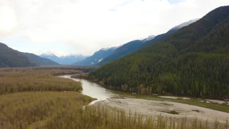 Szenische-Luftaufnahme-Eines-Malerischen-Bergflusstals-In-Der-Wildnis-Von-British-Columbia,-Kanada