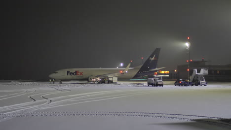 Asl-Airlines-Fedex-Express-Boeing-737-Geparkt-Auf-Einem-Verschneiten-Flughafen-Brno---Turany-Nachts---Breit