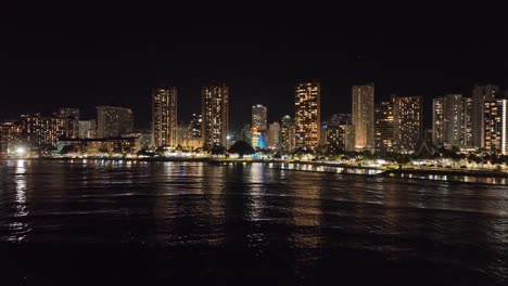 30-Fps-Waikiki-Honolulu-City-Skyline-Drone-En-La-Noche-En-La-Antena-De-Oahu-Hawaii