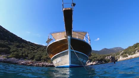 Blick-Auf-Die-Vorderseite-Eines-Festgemachten-Bootes-Vom-Wasser-Aus