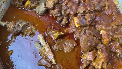 Tiro-Giratorio-Cercano-De-Delicioso-Curry-De-Cordero-Junto-Con-Salsa-En-Exhibición-En-Una-Función-India