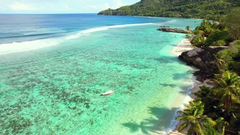 Mahe-Seychellen,-Schöne-Aufnahme-Von-Strand,-Palmentees-Und-Felsen