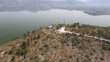 Aerial-clip-rotating-over-the-top-of-a-mountain-on-the-lake-of-Kastoria,-in-northern-Greece