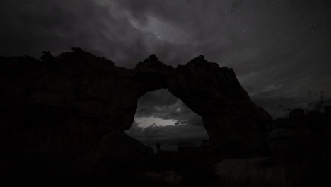 Zeitraffer-Einer-Nachtlandschaft-Mit-Donner-Und-Vorbeiziehenden-Wolken