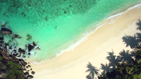 Mahe-Seychelles,-Anse-Forbans-Beach,-Vista-De-Pájaro-Drone-En-La-Esquina-De-La-Playa,-Playa-De-Arena-Blanca,-Agua-Turquesa