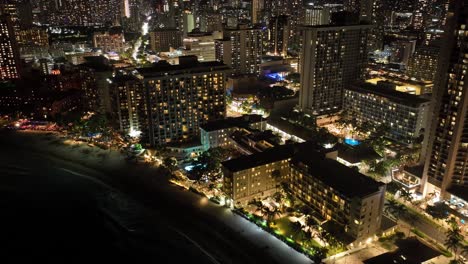 Timelapse-Aéreo-De-Drones-De-La-Franja-De-Waikiki-En-La-Noche-Con-Hoteles-Y-Luces-De-La-Ciudad-Con-Tráfico-En-Honolulu-Hawaii