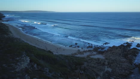 Australien-Wa-Drei-Bären-Surfer-Morgen-Drohne-Schöne-Wellen-Küste-West-Oz-Von-Taylor-Brant-Film