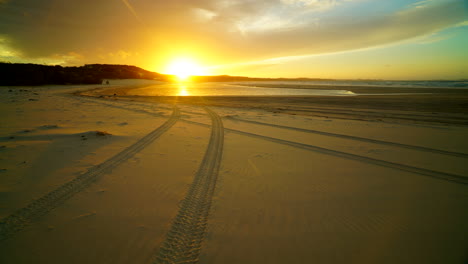 Fraser-Island-Sunset-4wd-Ocean-Beach-Huellas-De-Neumáticos-Timelapse-De-Taylor-Brant-Film