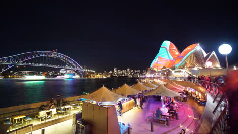 Sydney-Vivid-Light-Bay-Hafen-Opernhaus-Menschen-Boote-Lichter-Zeitraffer-Von-Taylor-Brant-Film